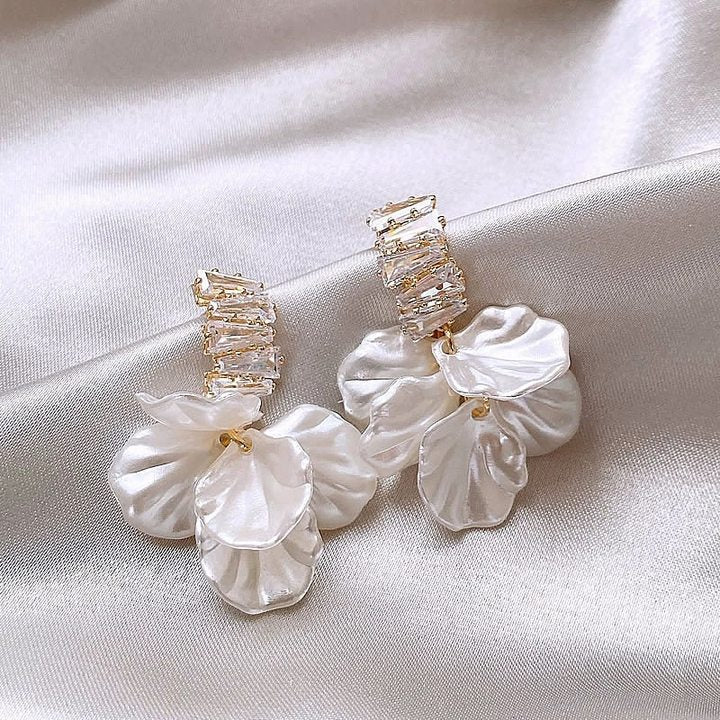 Charming Women's Bow Pearl Light Luxury Earrings