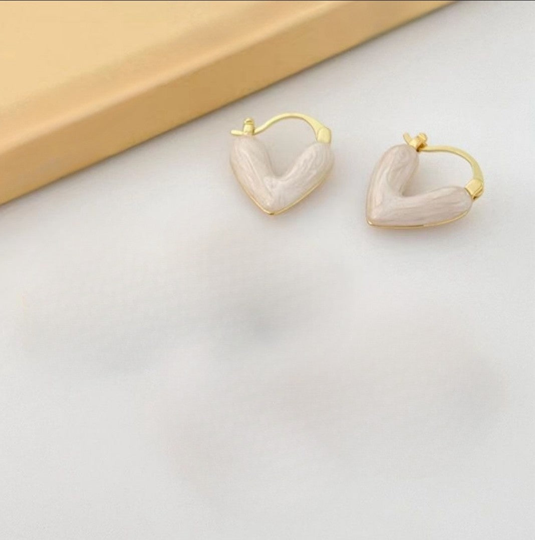 Women's Mild Luxury Retro Drop Oil Love Ear Clip Sweet Refined Rings