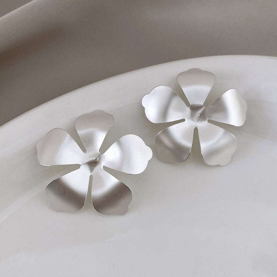 Sier Needle Metallic Hollow Flower Fishtail Pearl High-key Dignified Earrings