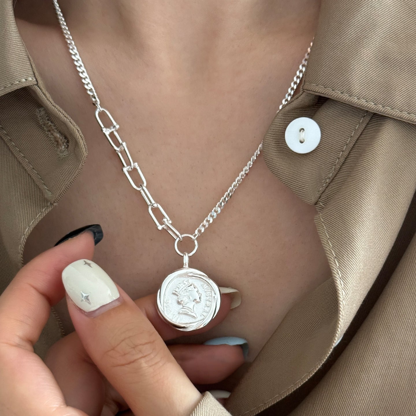 Women's Horseshoe Chain Queen Round For Design Necklaces