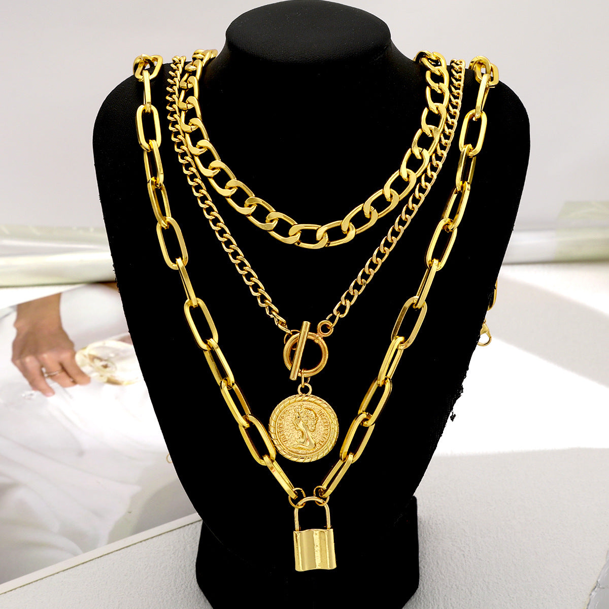 Women's Light Luxury Temperament Embossed Round Suits Necklaces