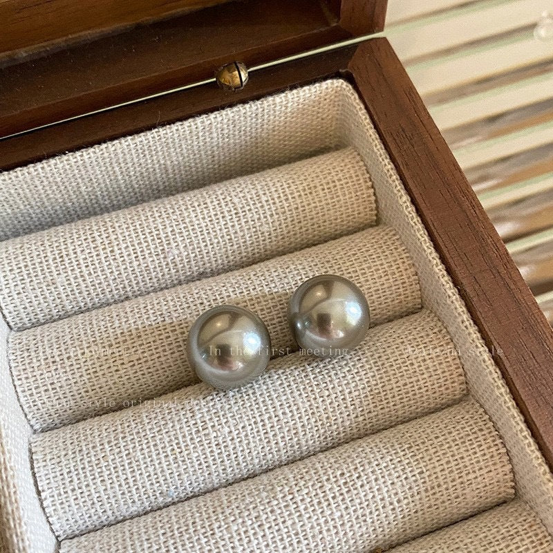 Women's Retro Hepburn Sier Needle Large Pearl Elegant French Round For Stud Earrings