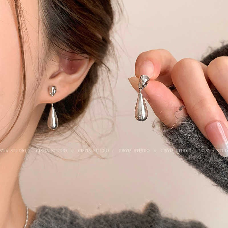 Women's Small Simple Hollow Pearl High-grade Refined Stud Earrings