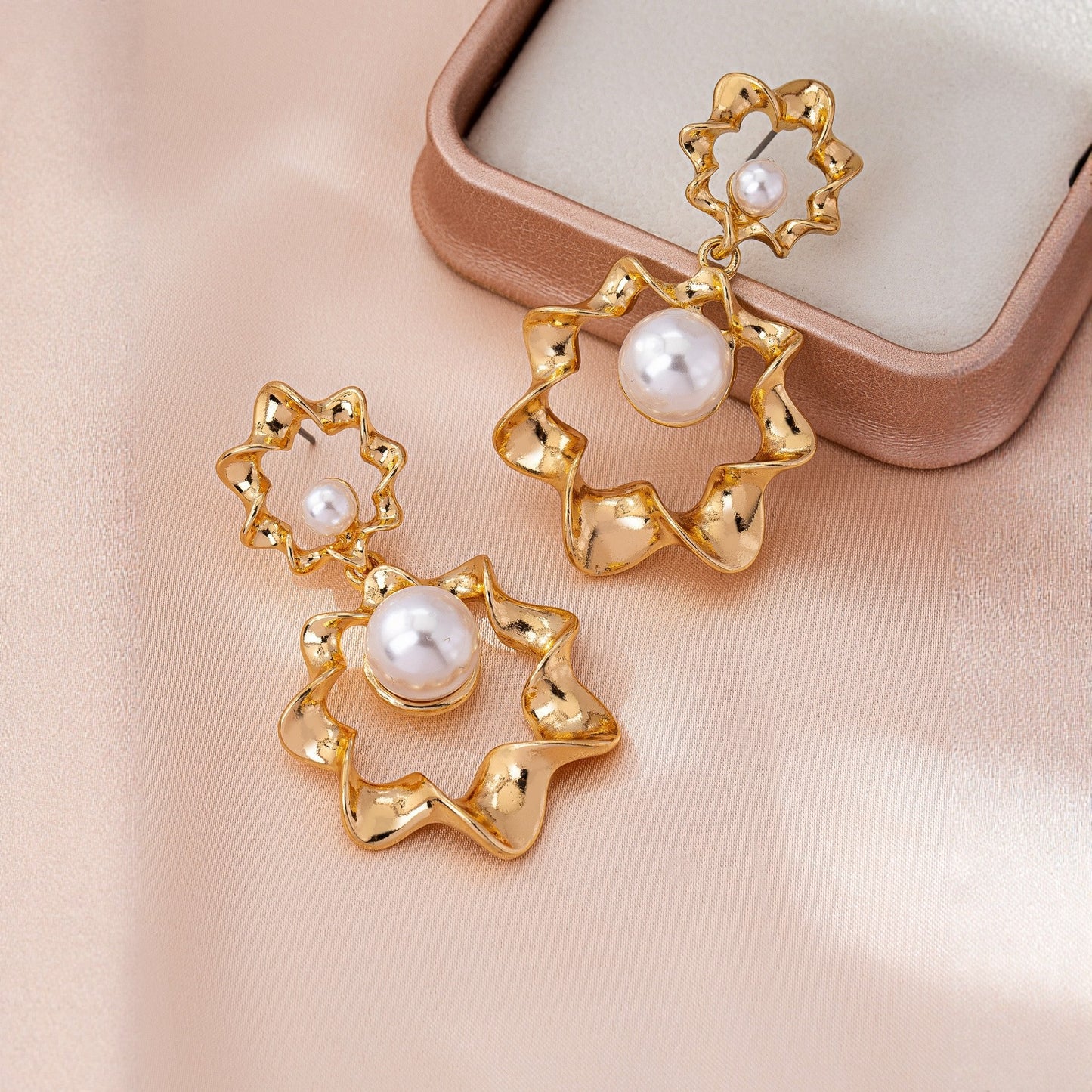 Style Retro Pleated Metal Wave Pearl Affordable Luxury Fashion Temperament Earrings