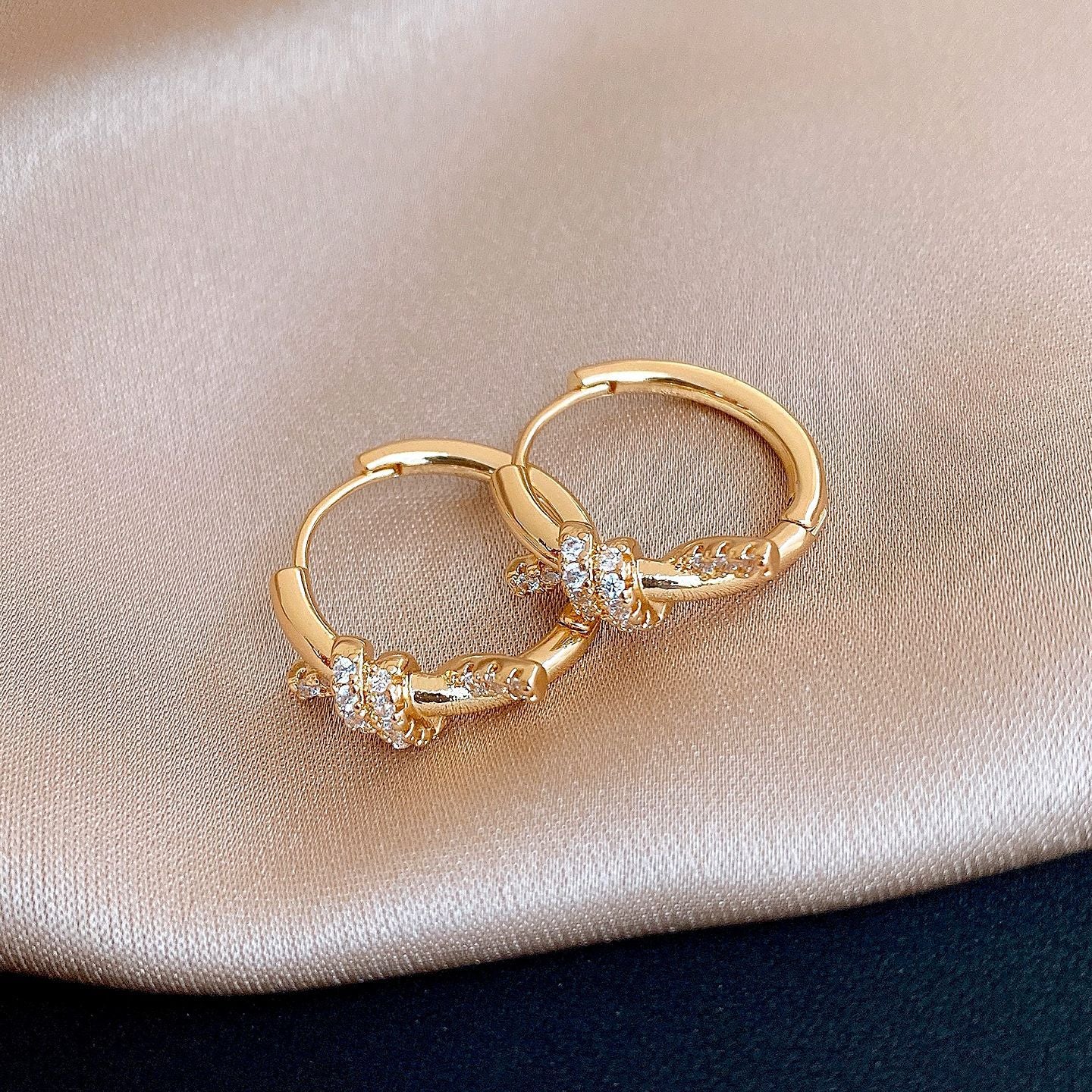 Women's Gold Electroplated Zircon Knotted Round Clip Delicate Light Luxury High-grade Ear Buckle
