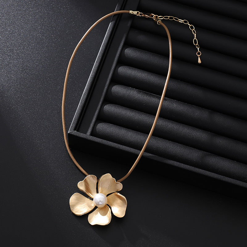 Niche Refined Grace Flower Alloy Advanced Female Necklaces