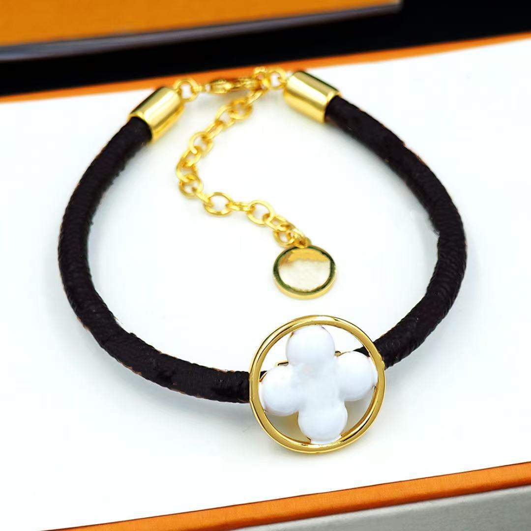 V's Four-leaf Clover Presbyopic Leather Couple Simple Bracelet