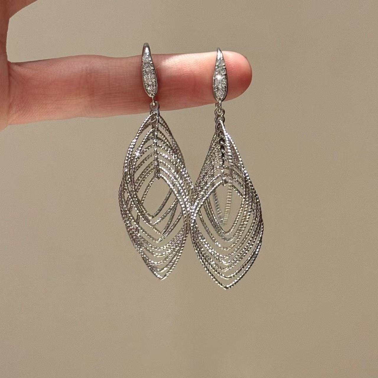 Women's Exaggerated Geometry Metal Circle Tassel Light Luxury High-grade Elegant Ear Earrings