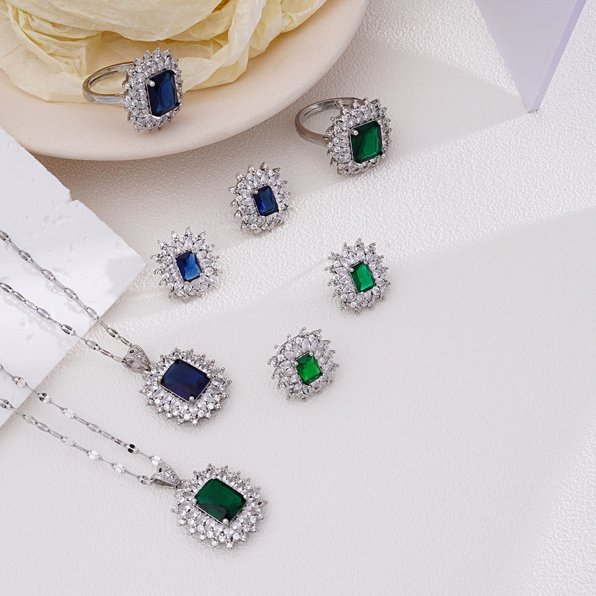 Super Flash Premium Emerald Female Jewelry Necklaces