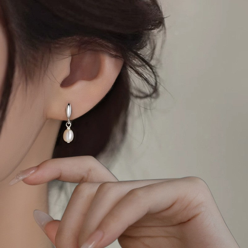 Women's Small Simple Hollow Pearl High-grade Refined Stud Earrings