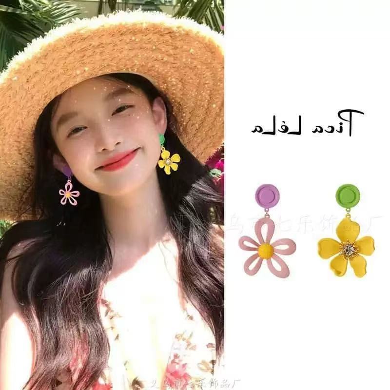 Women's Island Yi Straw Flower For Exaggerated Earrings
