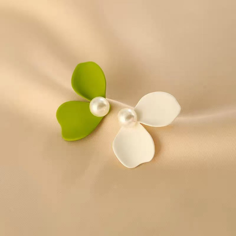 Women's Petal Pearl Mori Style Niche Design Stud Earrings