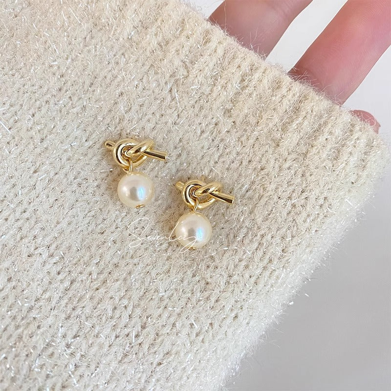 Women's French Retro Knotted Metal Pearl For Earrings