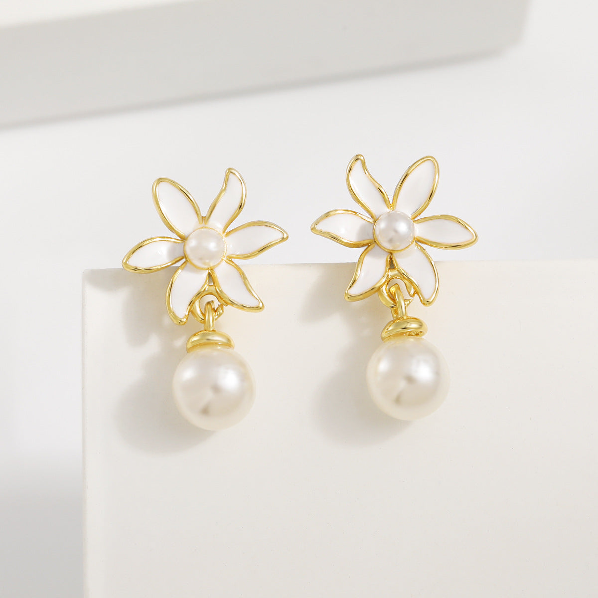 Floras Pearl Exclusive Guardian Flower God Light Luxury Minority Design Earrings