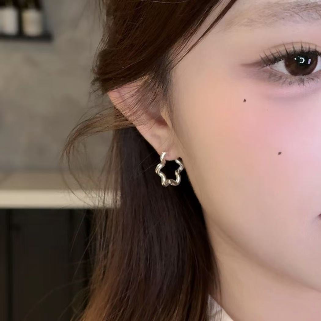Women's High-grade Hollow Flower Metal Ear Cuff Temperamental Minority Unique Rings