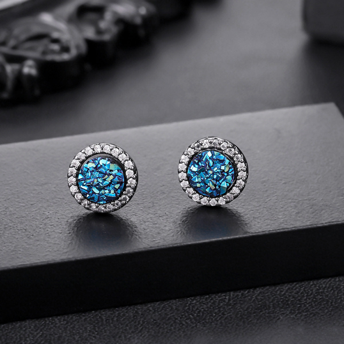 Women's & Men's Vug Bright Simple Fashion Fresh Light Luxury High Stud Earrings