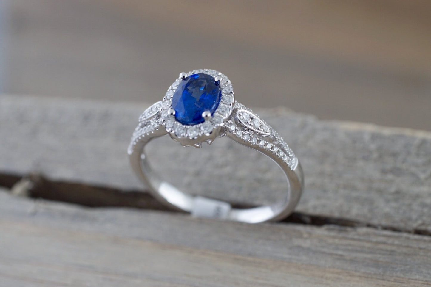 Women's Plaid Inlaid Sapphire Fashionable Exquisite Ring