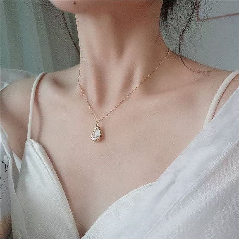 Women's Luxury Simplicity Tulip Opal Titanium Steel Clavicle Chain Gold Necklace