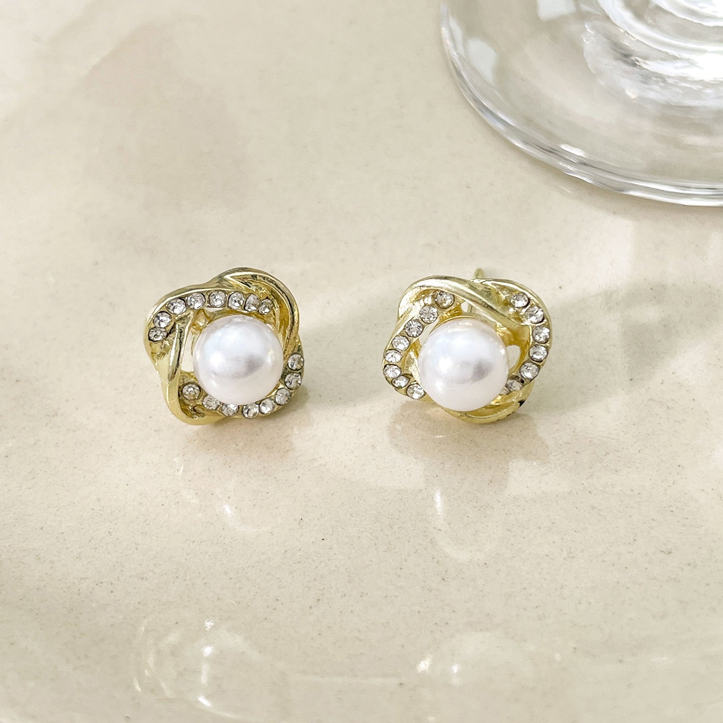 Women's Korean Style Metal Alloy Pearl High-grade Long Stall Light Stud Earrings