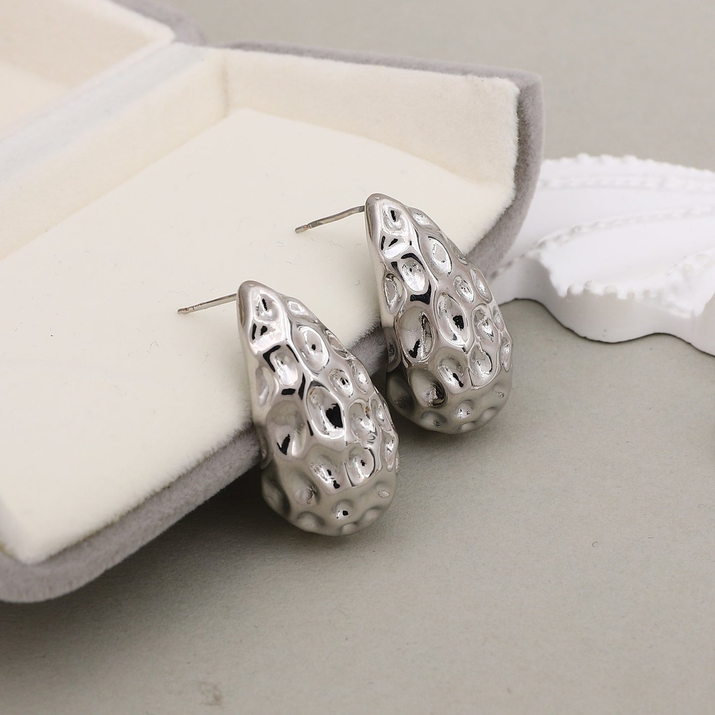 Women's Retro Aloofness Style Geometric Irregular Gold Niche Design Rings