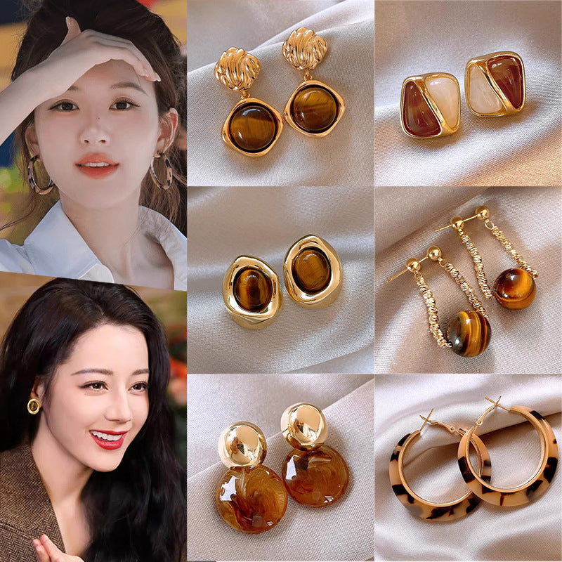 Women's Retro Coffee Color Style Light Luxury Temperament High Sense Stud Earrings