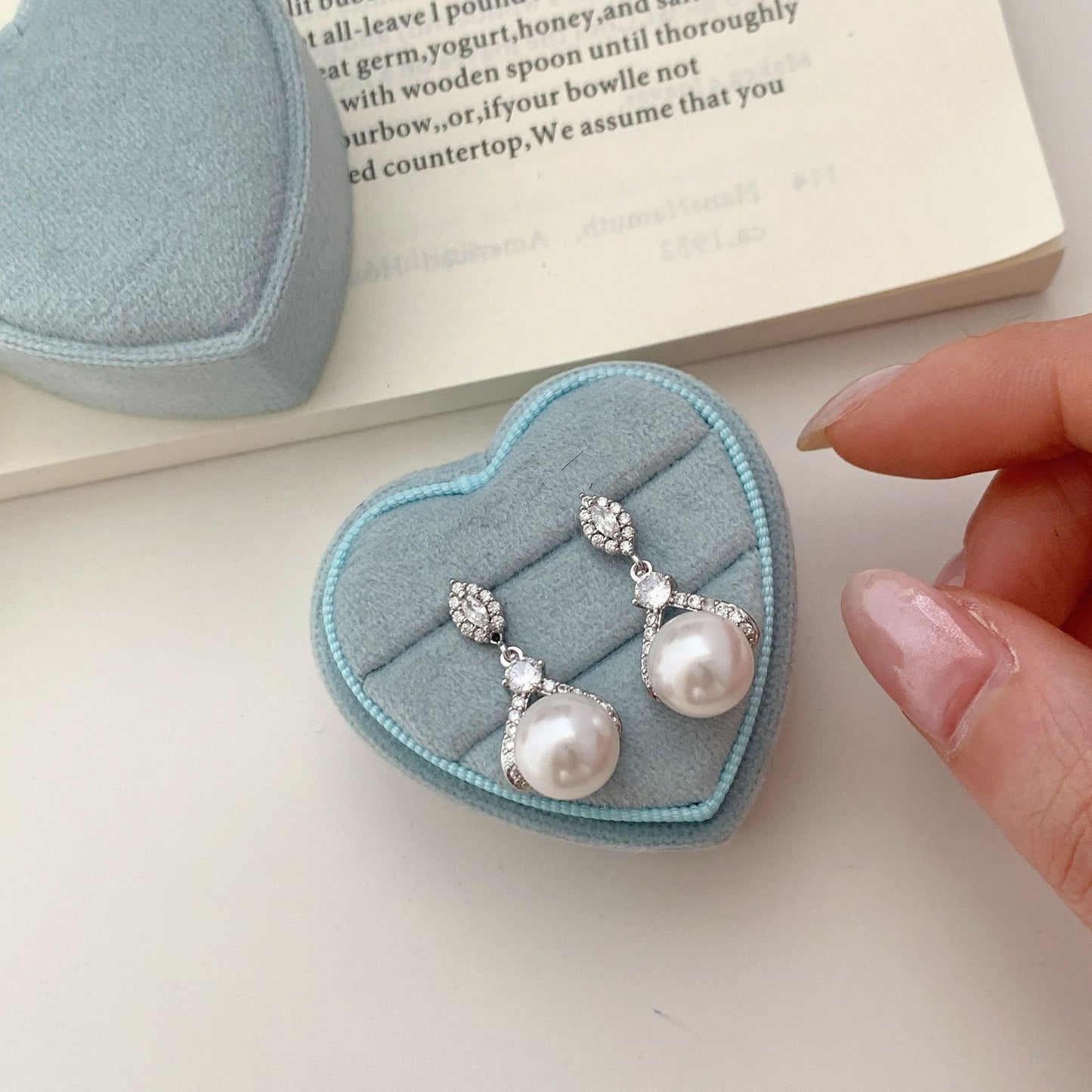 Style Retro Exquisite Light Luxury Pearl Stud Earrings