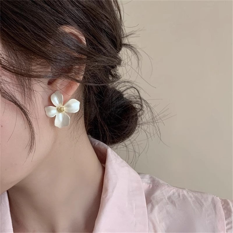 Simple Light Luxury Flower Super Petals Stud Earrings