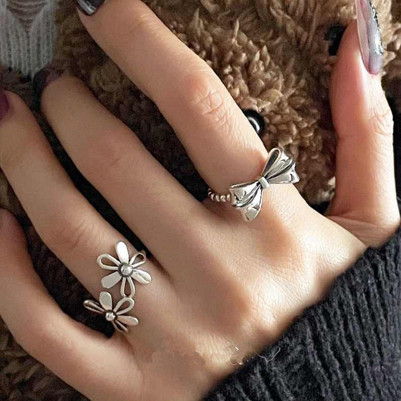 Women's Niche Retro Design Bow Fashion Dignified Hollow Rings