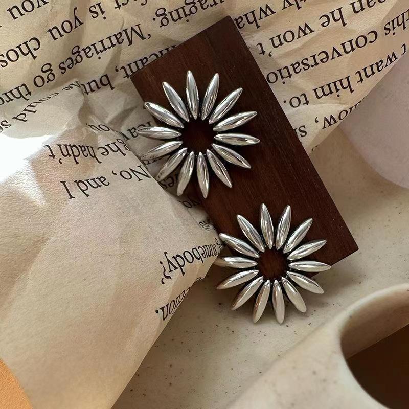Retro Radiation Flower-shaped High Profile Fashion Simple Earrings