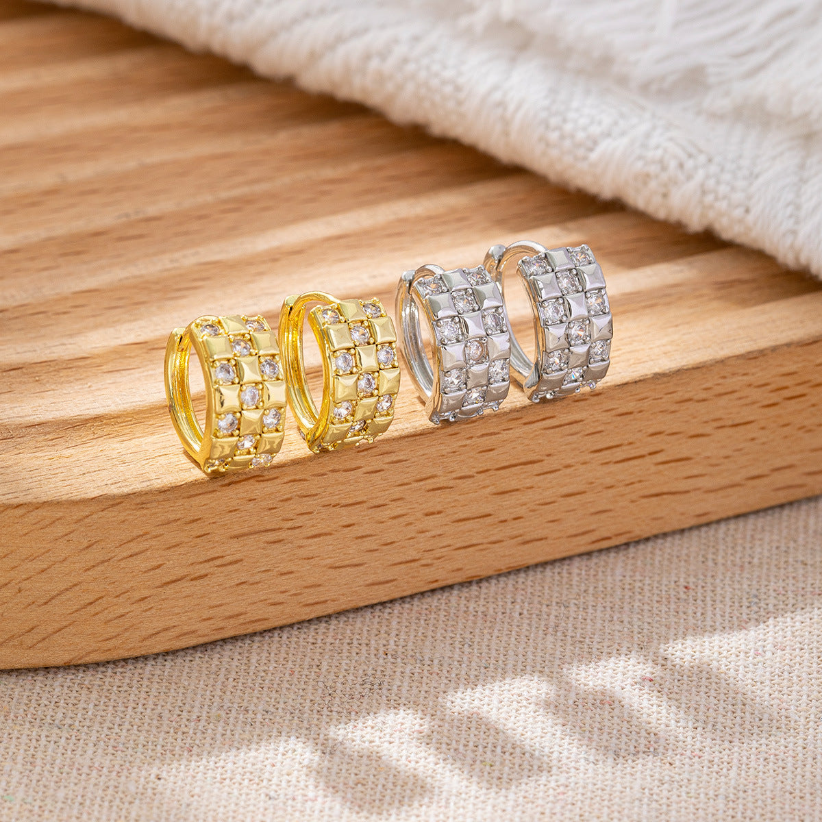 Classic Style Gold-plated Clover Clip High-grade Zircon Ear Buckle