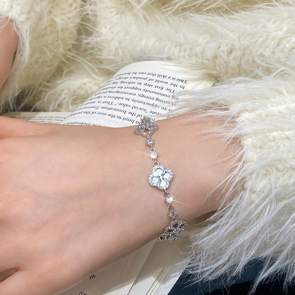 Women's Inlay Fritillary Four-leaf Flower Pull-out Light Luxury High-grade Bracelets