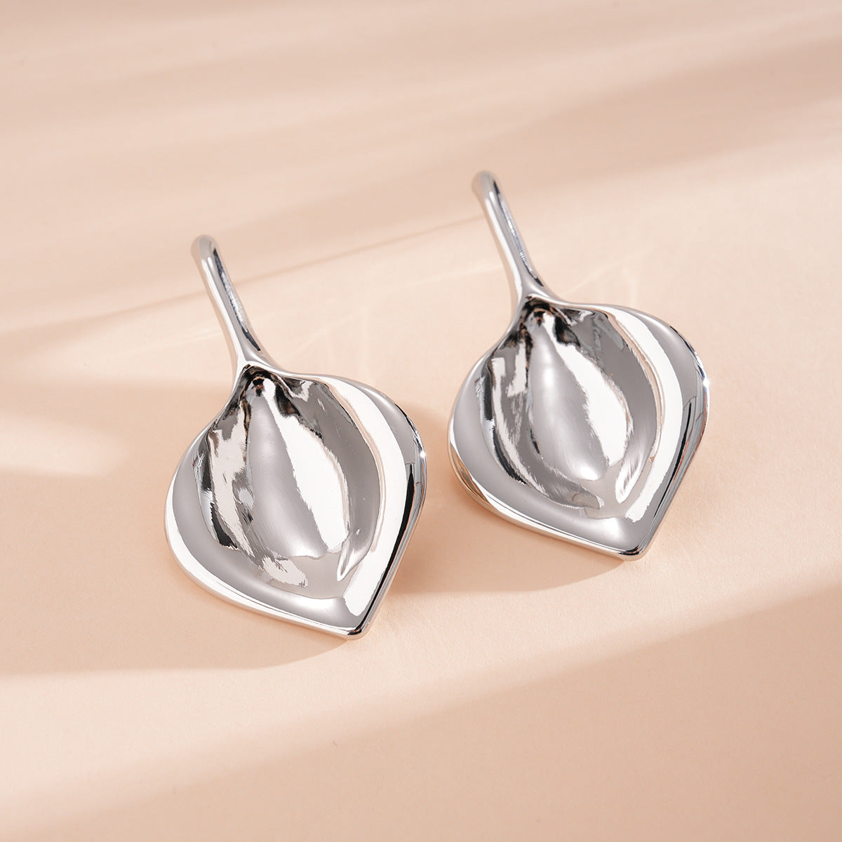 Geometric Cut Heart-shaped Oval Irregular Design Versatile Light Stud Earrings