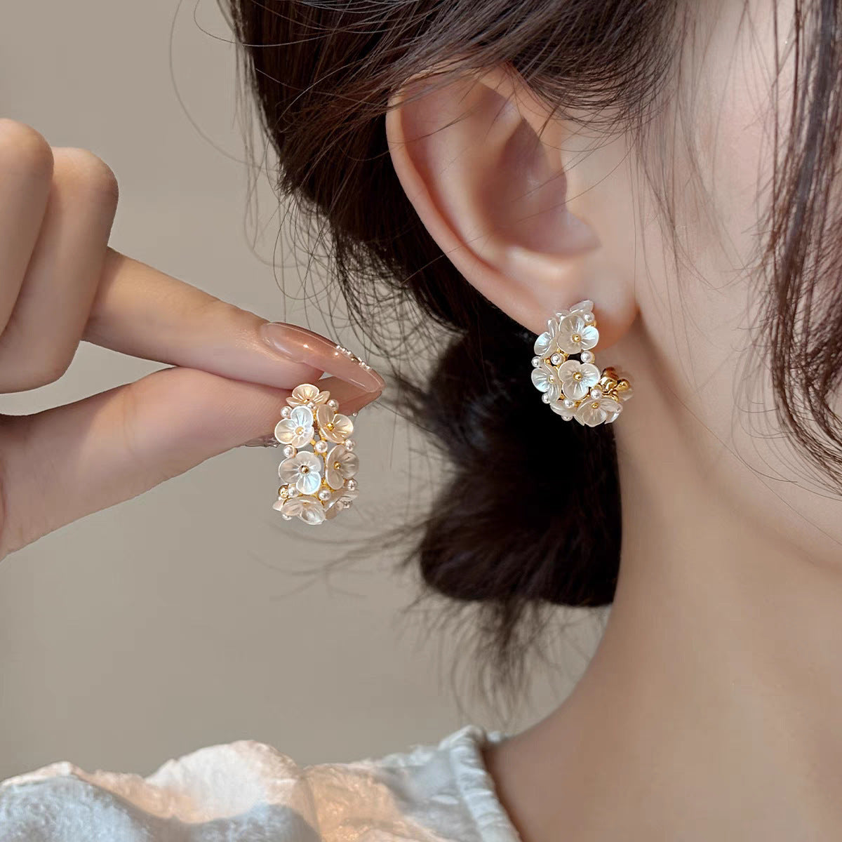 Women's Vintage Shell Flower Pearl For Light Luxury Minority Stud Earrings