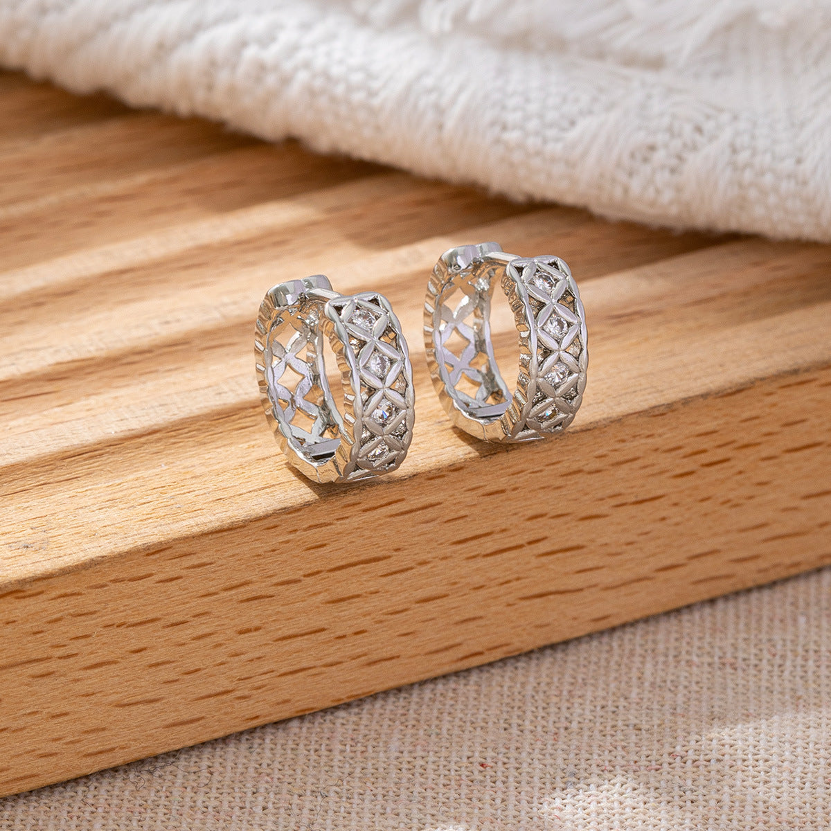 Classic Style Gold-plated Clover Clip High-grade Zircon Ear Buckle