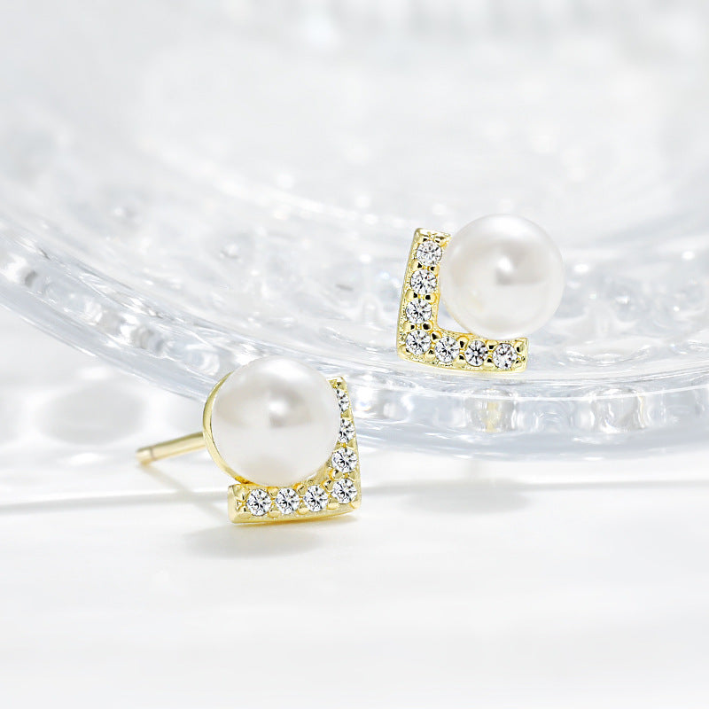 English V-shaped Pearl Simple Rhinestone Triangle Retro Debutante Style Freshwater Stud Earrings