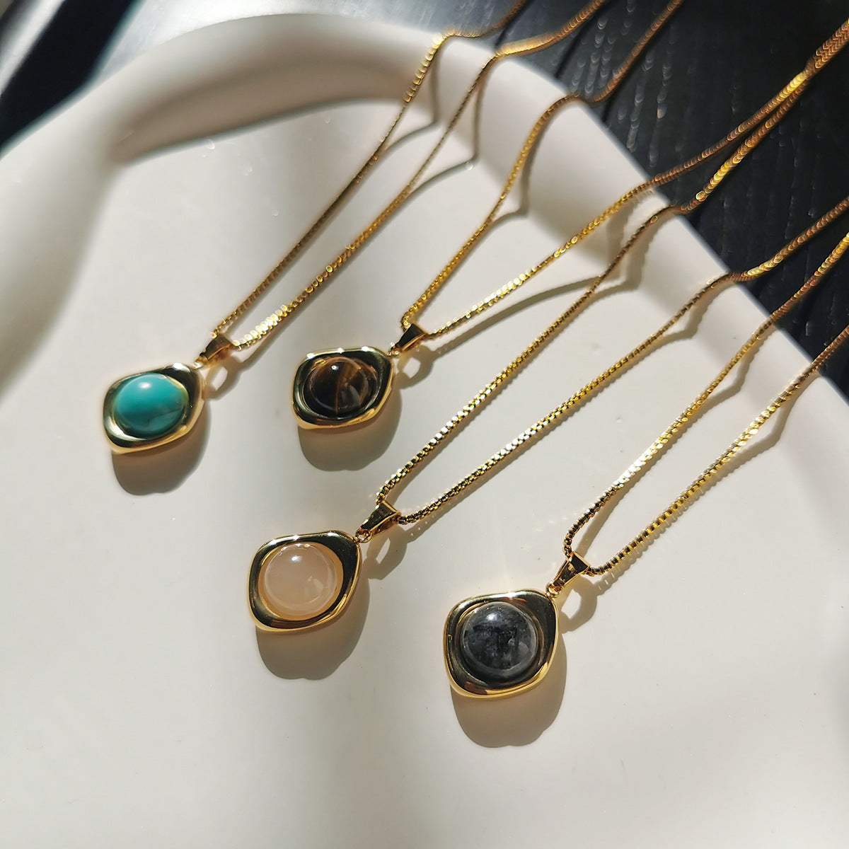 Women's Eye Retro Premium Light Luxury Minority Gold Necklace