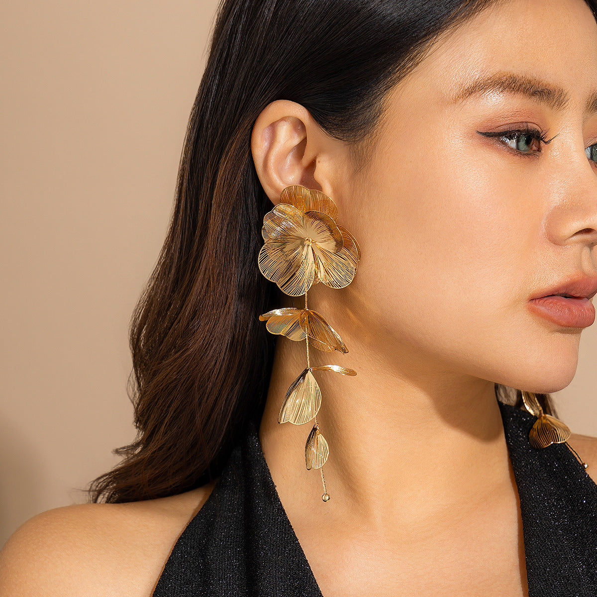 Women's Style Exaggerated Irregular Ear Punk Metal Fold Water Stud Earrings