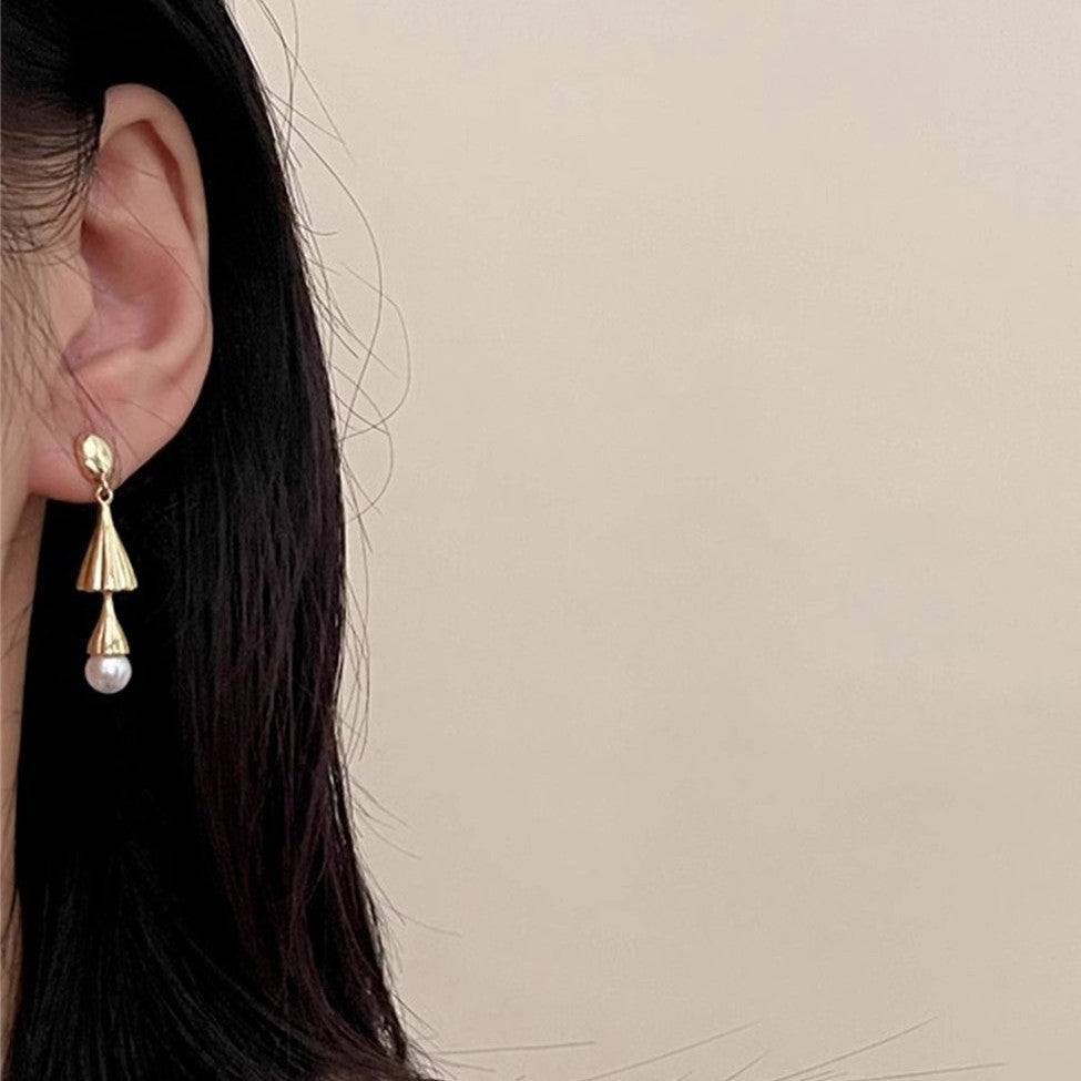 Women's Small Simple Hollow Pearl High-grade Refined Stud Earrings
