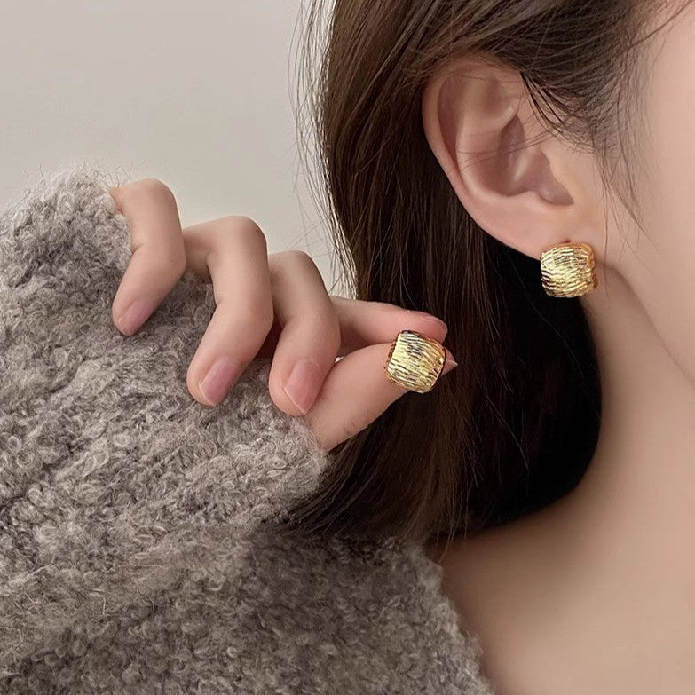 Women's Retro Aloofness Style Geometric Irregular Gold Niche Design Rings