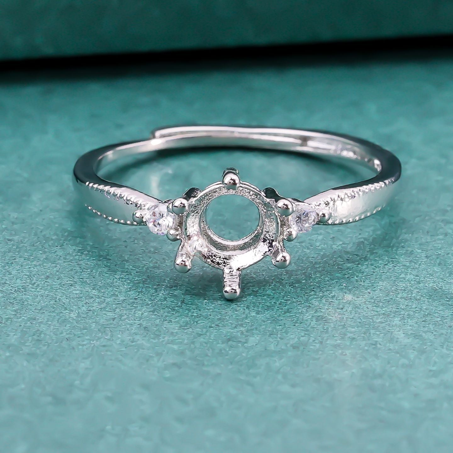 Pointed Bottom Chinese Diamond Holder Live Ring