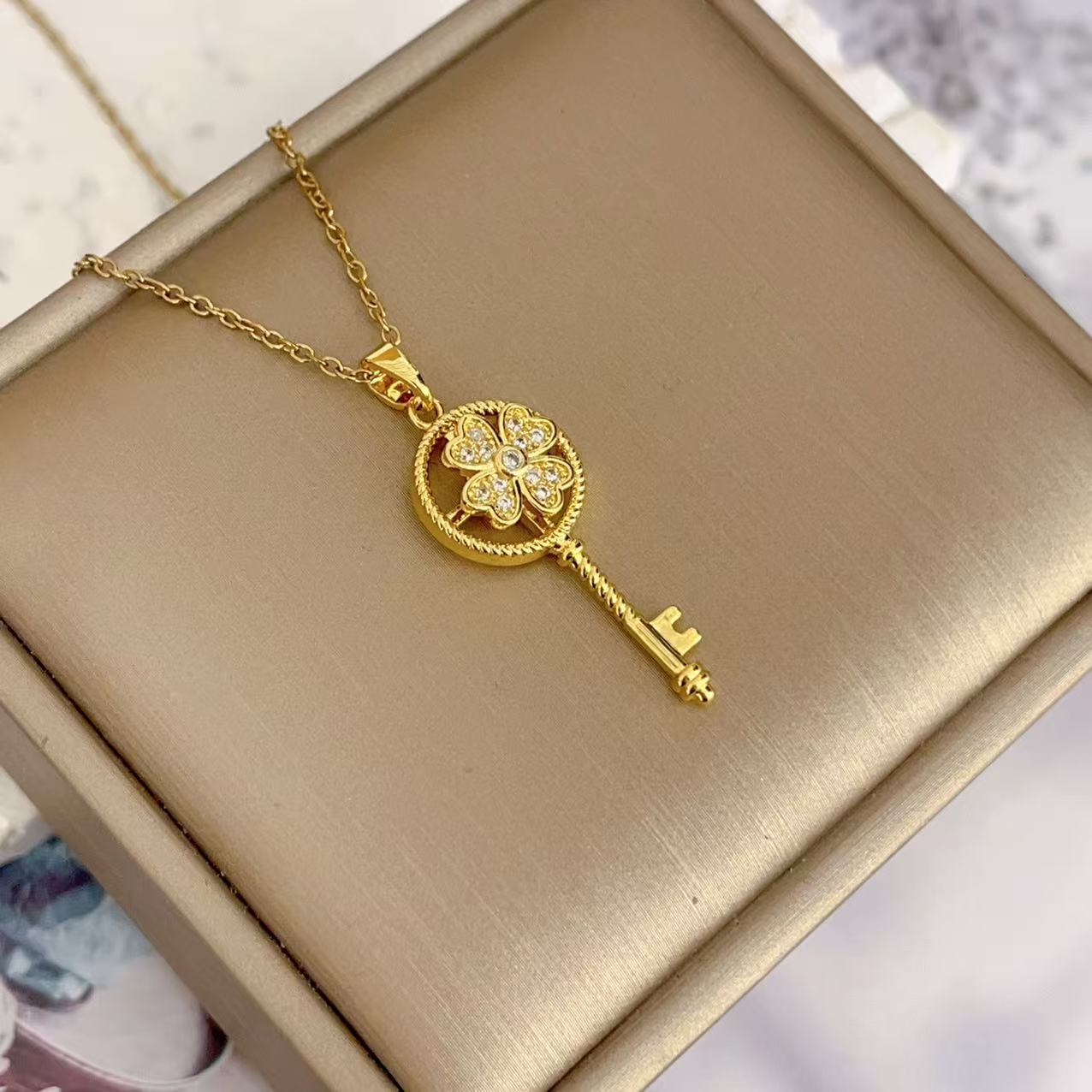 Women's Clover Key With Zirconium Design Clavicle Chain Necklaces