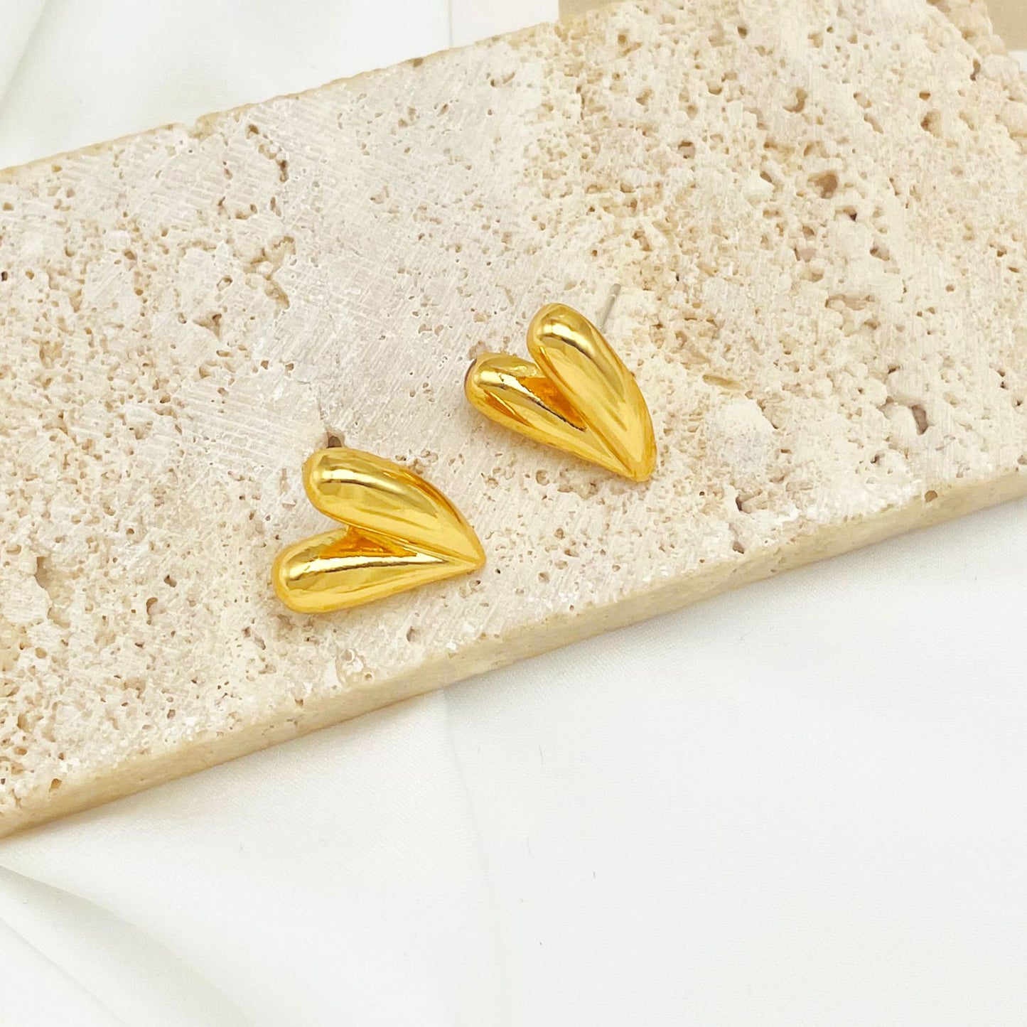 Women's Love Heart Lines Pleated Three-dimensional Niche Fashionable Temperament Stud Earrings
