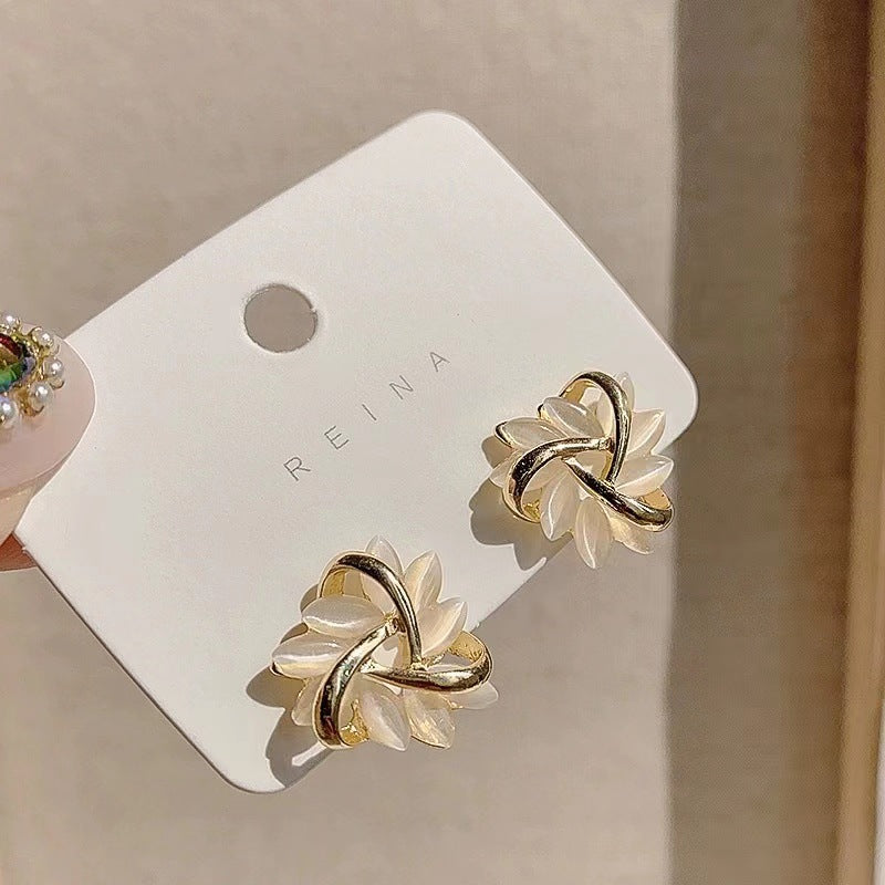 High-grade Retro Baroque Good-looking Pearl Niche Winter Earrings