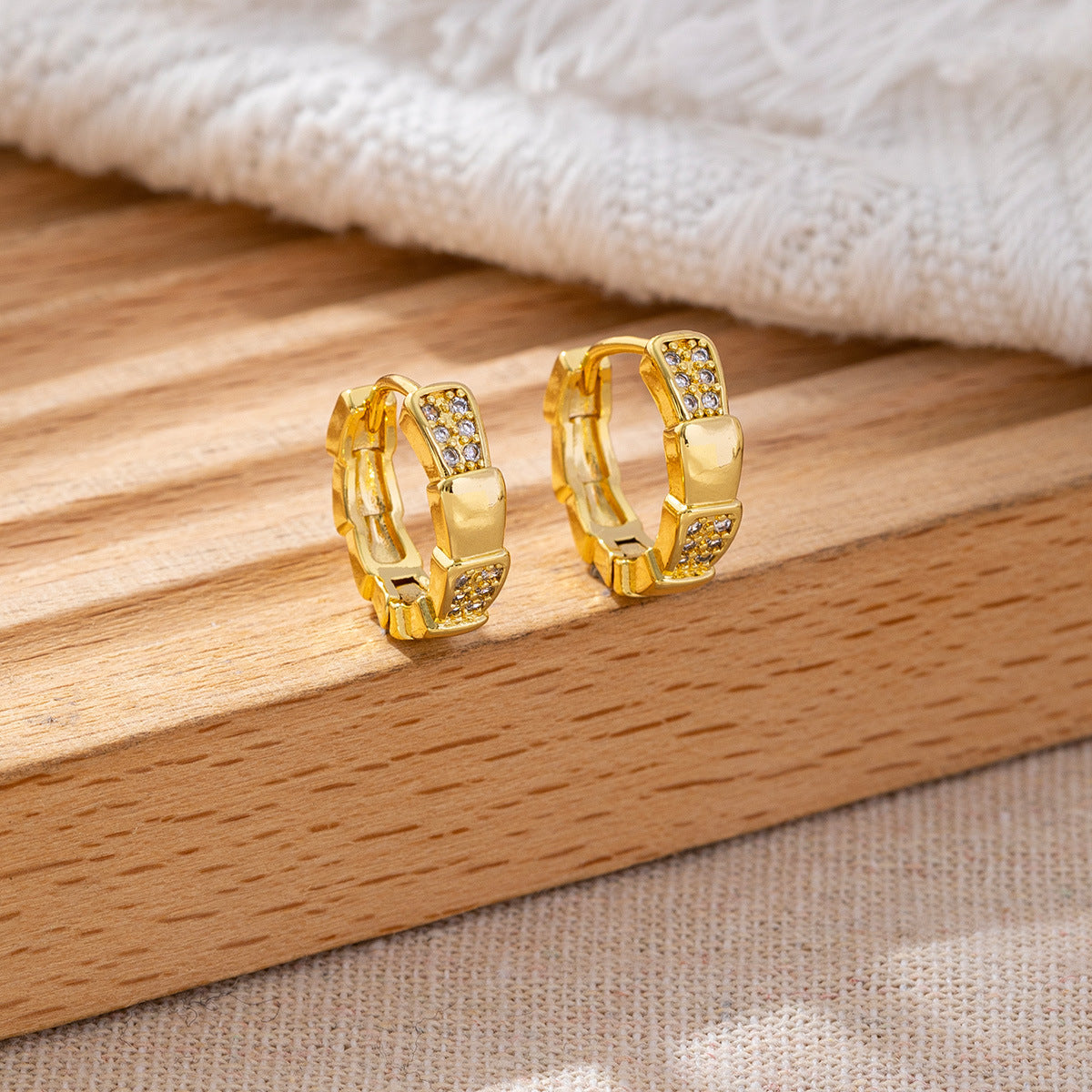 Classic Style Gold-plated Clover Clip High-grade Zircon Ear Buckle