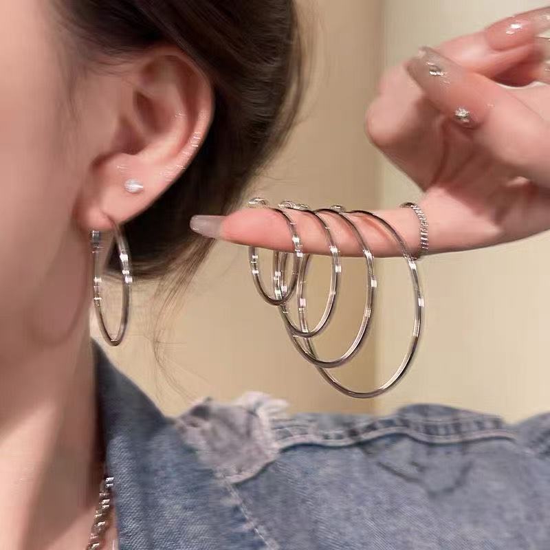 Women's Light Luxury High-grade Simple Ear Clip Exaggerated Earrings