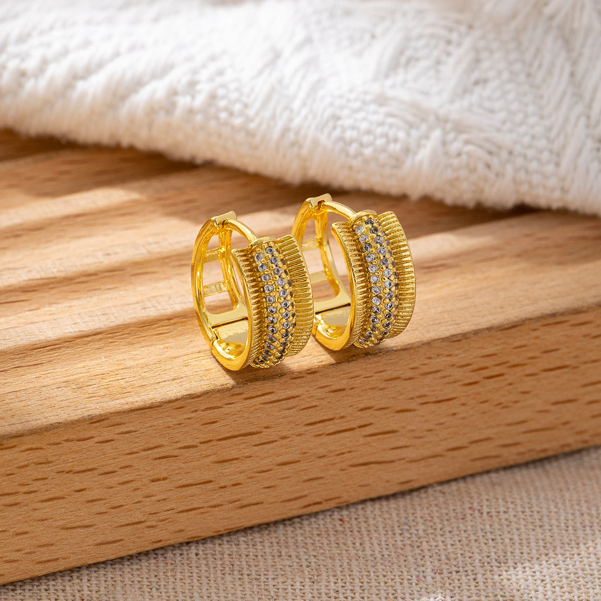 Classic Style Gold-plated Clover Clip High-grade Zircon Ear Buckle