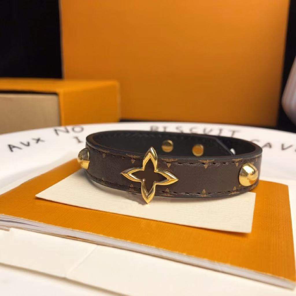 V's Four-leaf Clover Presbyopic Leather Couple Simple Bracelet