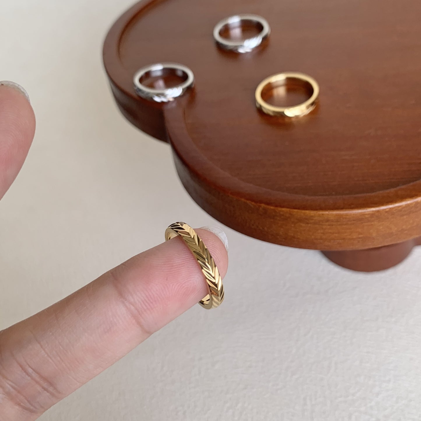 Lin High-grade Female Geometric Texture Wheat Design Light Ring