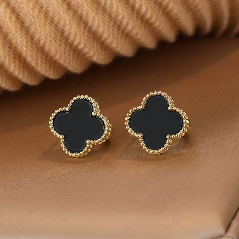 Leaf Clover Classic Style Light Luxury Ear Buckle