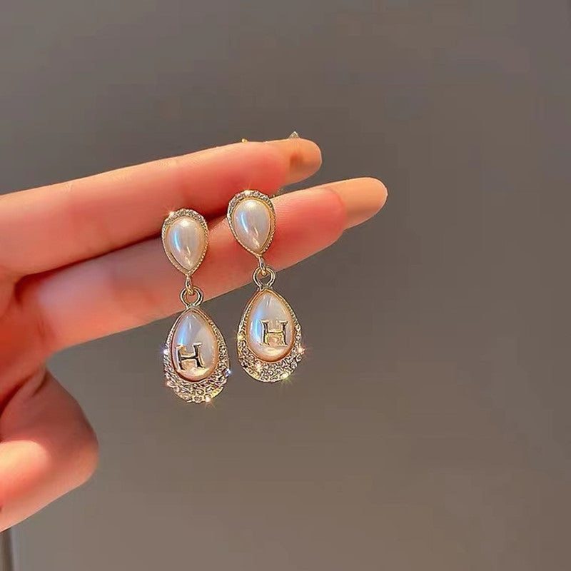 Women's Elegant Delicate Pearl Fashionable Niche Temperament Earrings